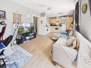LIVING ROOM / KITCHEN- click for photo gallery